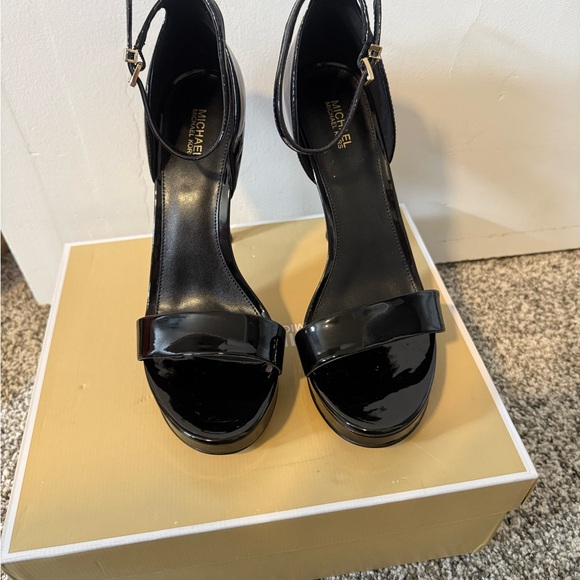 Brand NEW Michael Kors Jordyn Platform Sandal in Black Leather, size 8.5 - Picture 4 of 6